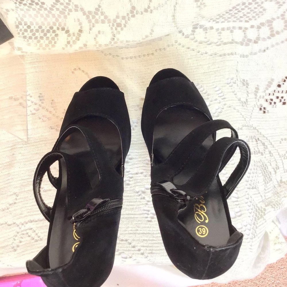 NIB- Velvet Platform - Picture 5 of 7